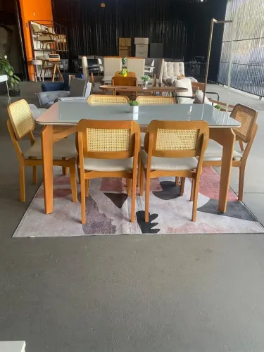 Mesa em madeira com 6 cadeiras em madeira 