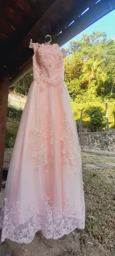 Vestido de festa rosa com renda
