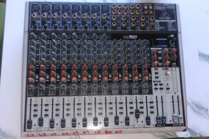 MESA DE SOM BEHRINGER X2222USB