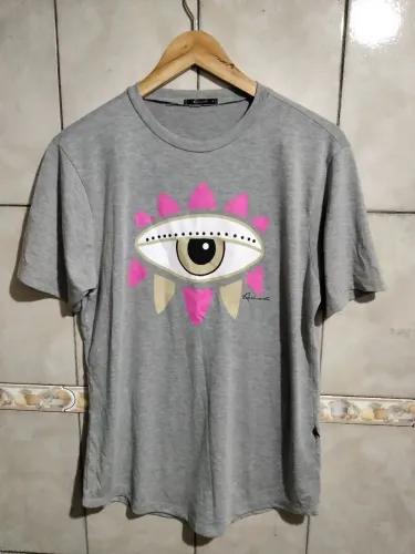 Camiseta Revanche Cinza com Estampa de Olho