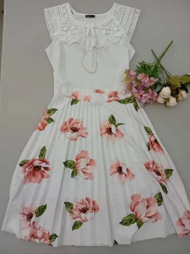 Saia branca floral com detalhes em renda