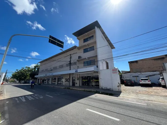 Alugo piso térreo de prédio comercial na Av. Alberto Magno com 500,00m2 de área.