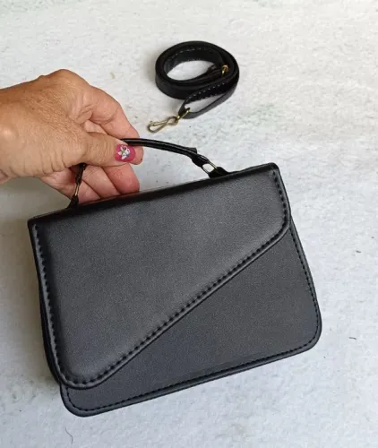 Bolsa feminina de festa, couro, preta com alça Nova