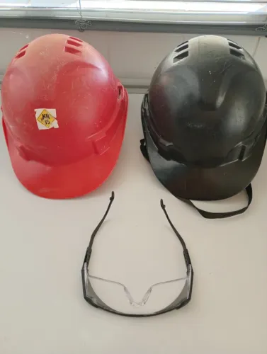 Ferramentas construção - capacete e óculos EPI (obra, sítio, jardinagem)