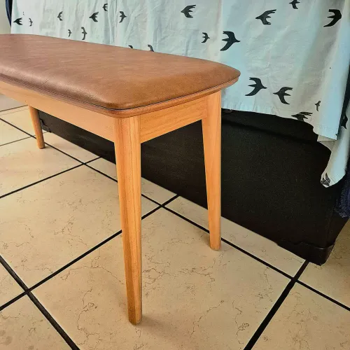 Banco Courino Caramelo Pé Palito 100 cm x 36 cm 