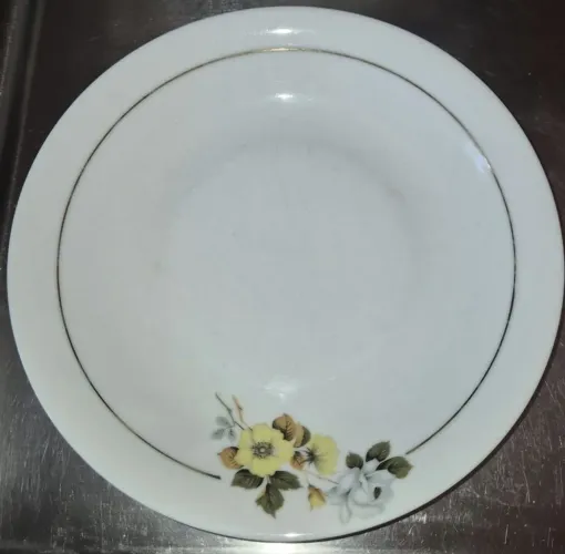 Prato de sopa decorado com flores