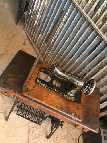 Gabinete antigo de máquina de costura Singer completo 