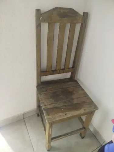 Cadeira madeira maciça TENHO 3 DISPENSO CURIOSOS