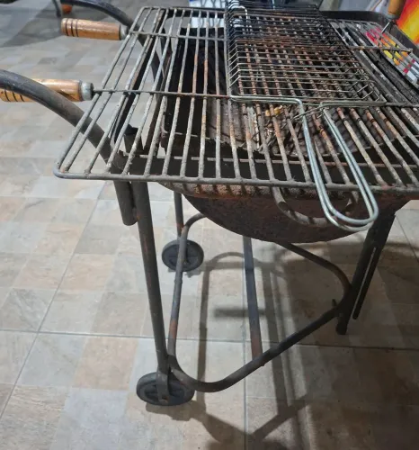 Vendo churrasqueira, com rodinhas, a carvão.