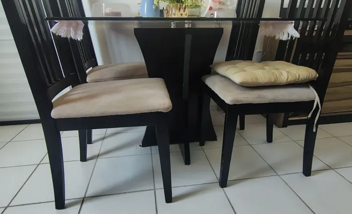 Vendo mesa de de madeira com 4 cadeiras