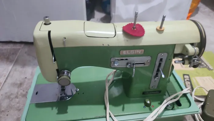 Máquina de Costura Elgin Ultramatic Antiga com Acessórios