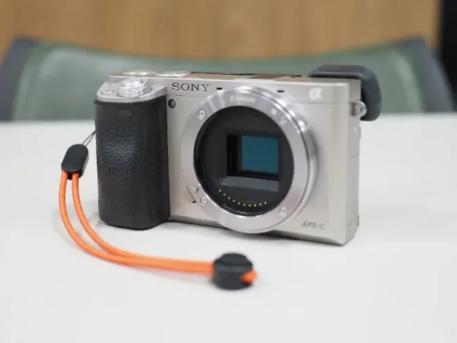 Camera Mirrorless Sony A6000 Alpha - Edição Prata