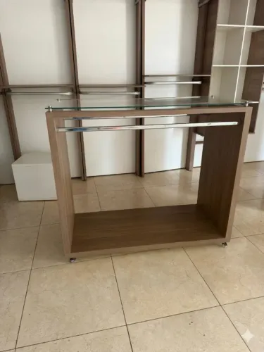 Vende-se Móvel Expositor De Roupas Em MDF Em Perfeito Estado, 2 Unidades restantes
