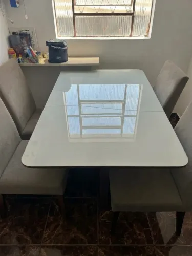 Mesa de vidro com madeira, 4 cadeiras 