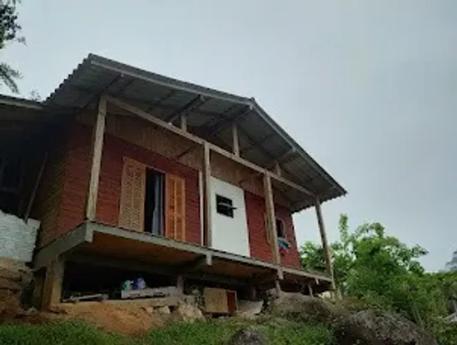 Casa semi mobiliada, 3 quartos, sala, área de serviço, ampla cozinha, garagem aberta