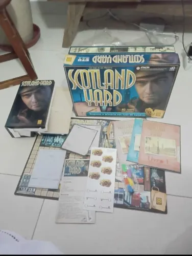 Scotland Yard - jogo de tabuleiro investigativo completo