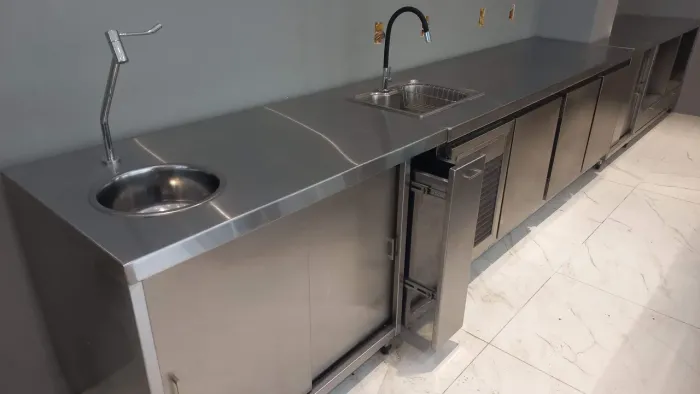 Mesas, Estantes, prateleiras, pias assépticas tudo para sua cozinha industrial em aço inox
