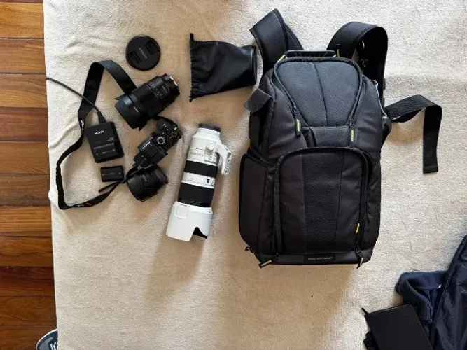 Kit Sony a7R III + 70-200mm f/2.8 GM + 35mm f/1.4 ZA + 55mm f/1.8 ZA Zeiss