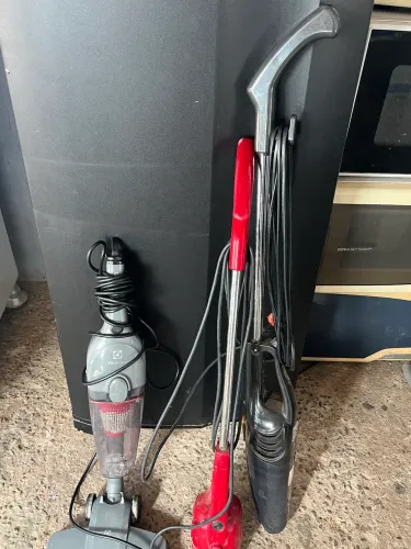 Lote com 3 Aspiradores de Pó Electrolux e Black+Decker - No Estado