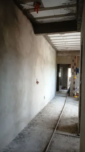 Contrata pedreiro para reboco de fachada.