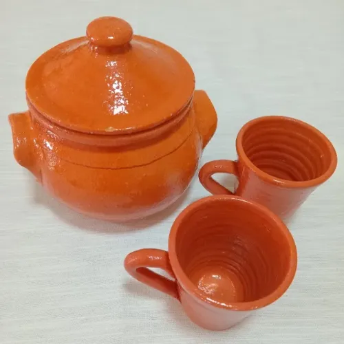 Cerâmica de barro: panela com canecas para sopa