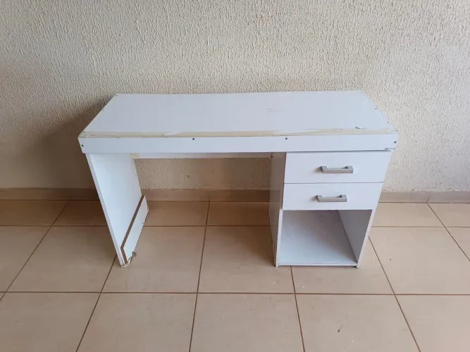 Escrivaninha mdf com duas gavetas R$ 150,00