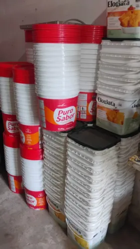 Balde de 15kg. Sujo custa 3,50 reais e limpo custa 4,50 reais. 