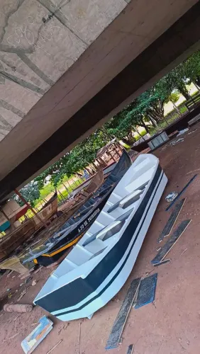 Fabricação de barcos na fibra de vidro
