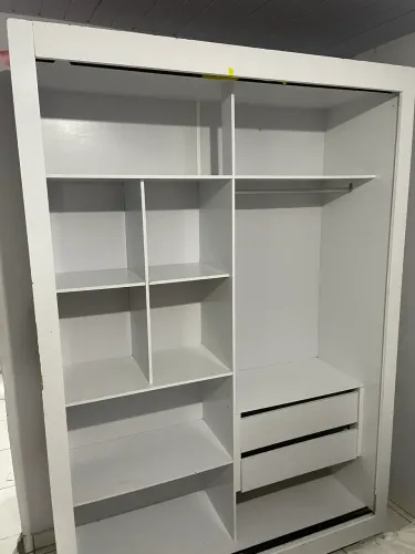 Guarda roupa com espelho
