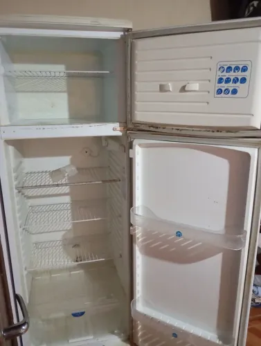 Vendo geladeira com defeito funcionando só o congelador 