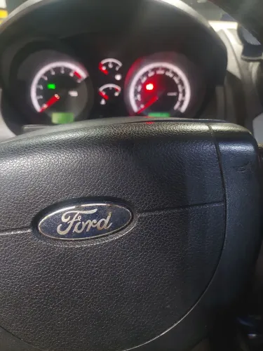 Ford Fiesta Sedan SE 1.6 8V Flex 4P 2014