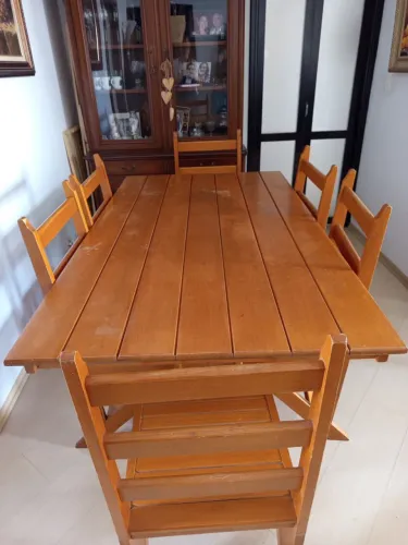 Mesa de madeira com 6 cadeiras