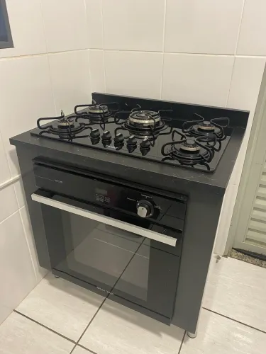 Cooktop Consult + forno a gás Brastemp + balcão para embutir.