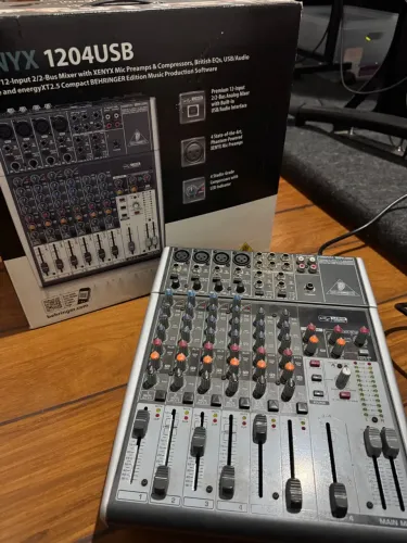Mesa de som Behringer xenyx 1204 USB