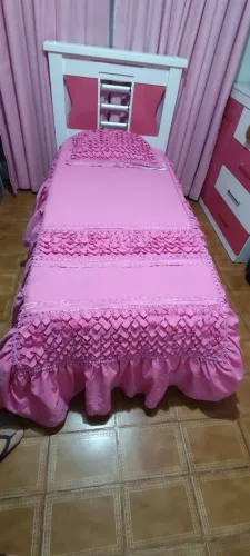 Colcha Rosa Bordada com Pedrarias