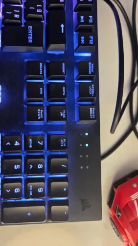 (LEIA) Teclado Mecânico Gamer Corsair K60 PRO, RGB - Com defeito