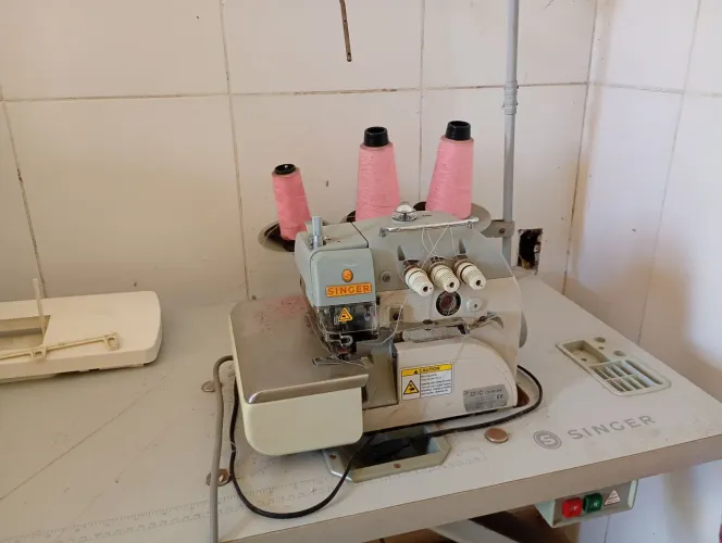 Máquina de costura overlock singer