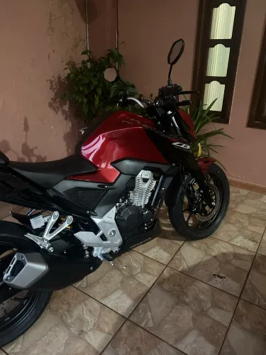 CB 300 em perfeito estado 