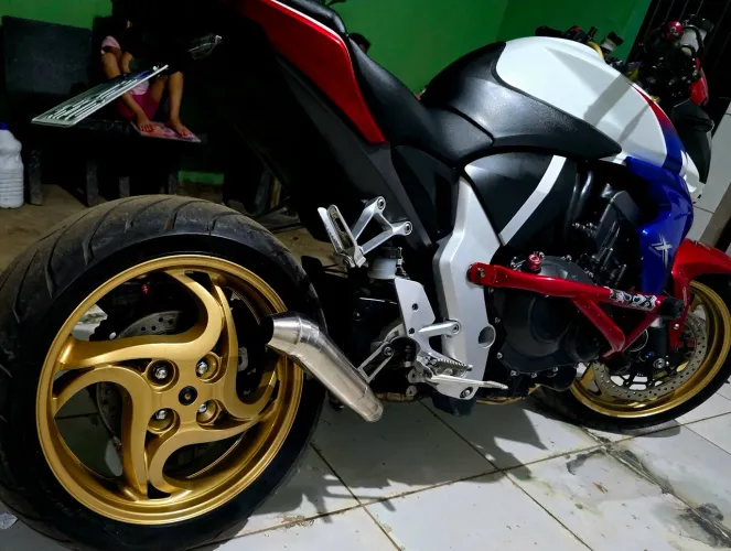 Vendo cb 1000R linda sem nenhum defeito 