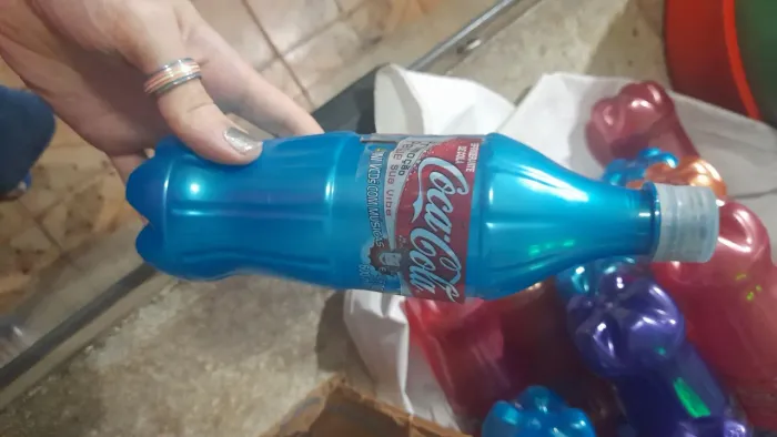 Garrafa pet Coca Cola pegue sua vibe