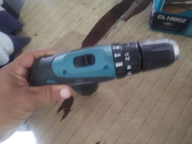 Vendo uma furadeira makita