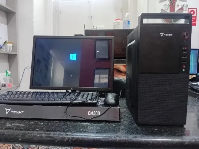 Computador :Processador Celeron , 4 giga de memoria , HD 500 monitor LED 18 pol.