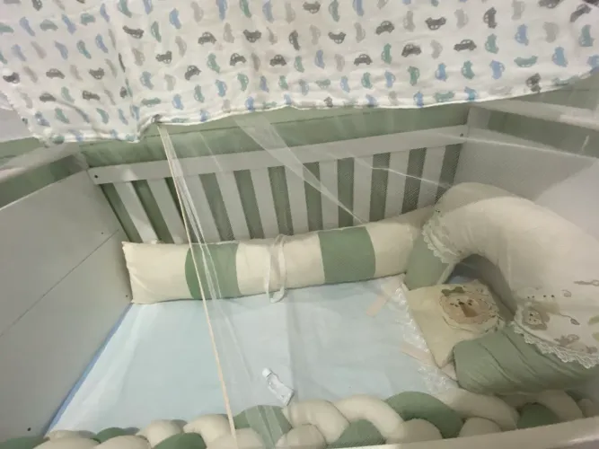 Berço/ cama com colchão e mosquiteiro 500,00