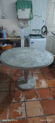 Mesa de mármore maciça redonda medindo 1,45 com base em granito.