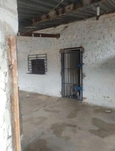 VENDO CASA NO PARQUE UNIVERSITÁRIO 10x20 com coisas pra fazer ainda.