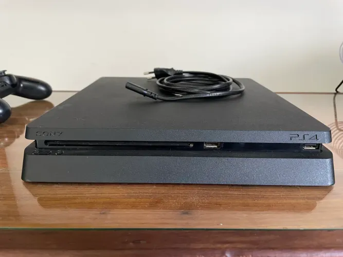 PlayStation 4 Slim SEMINOVO - 1TB + 2 manetes + jogos