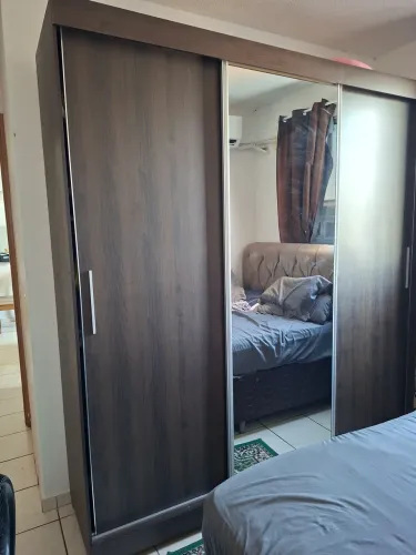 Guarda roupa casal porta de correr