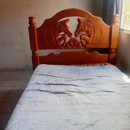 Cama de madeira maciça