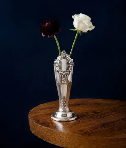 Vaso solitário (floreiro) antigo em casquinha de prata