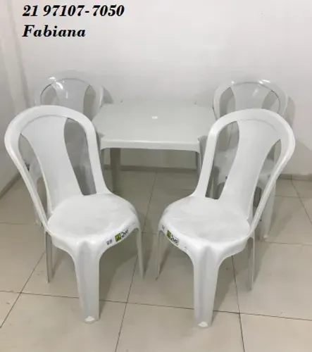 Jogo de mesa e cadeiras de plastico